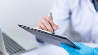 Alte simptome sunt greața, vărsăturile, durerile abdominale, constipația şi retenția de urină. 