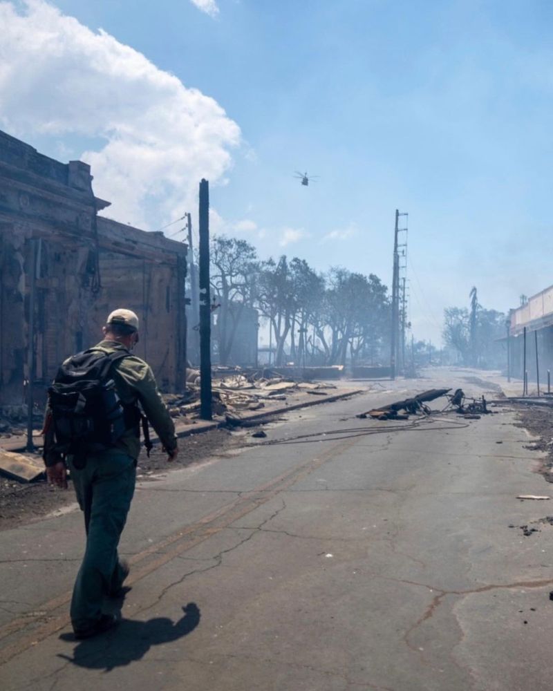 Winfrey vine rar în Maui, iar The Rock a trăit în Hawaii în copilărie și este parțial de origine samoană.
