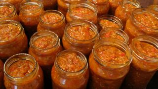 Zacusca, alimentul-vedetă al toamnei