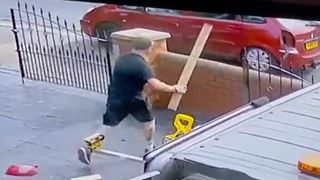 VIDEO. Momentul dramatic în care un tâmplar îi alungă pe hoții care-i fură uneltele din mașină