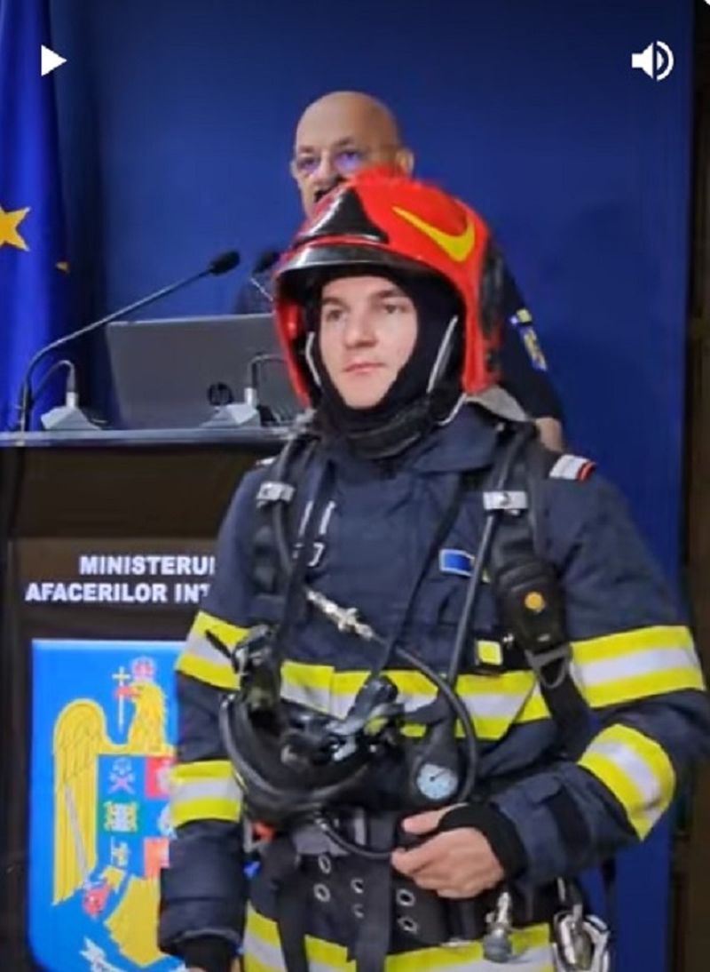 Raed Arafat, ajutat de un pompier să prezinte echipamentul de protecție