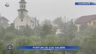 VIDEO - Furtuna de cod galben a făcut prăpăd &icirc;n mai multe zone din Rom&acirc;nia: Acoperișurile au fost luate pe sus, iar copacii dobor&acirc;ți la păm&acirc;nt