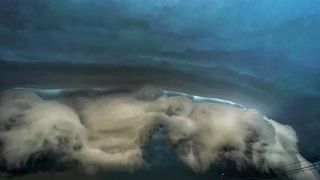 Fenomen meteo deosebit surprins la Arad. Localnicii au rămas cu gura căscată. Imaginile zilei!