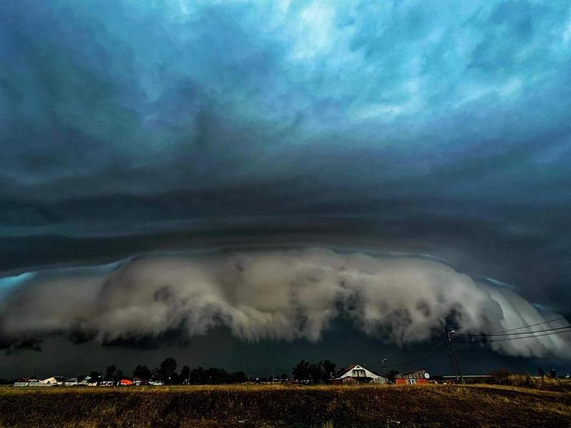 Fenomen meteo deosebit surprins la Arad. Localnicii au rămas cu gura căscată. Imaginile zilei!