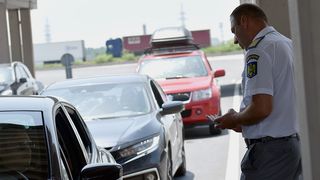 La PTF Giurgiu, polițiștii de frontieră au identificat un copil de 2 ani, ascuns între haine, în portbagajul unui autoturism condus de un bărbat