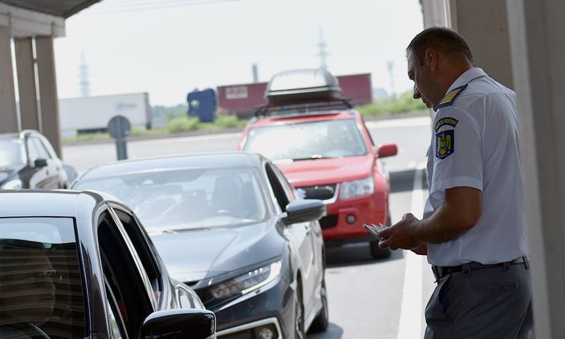 La PTF Giurgiu, polițiștii de frontieră au identificat un copil de 2 ani, ascuns între haine, în portbagajul unui autoturism condus de un bărbat