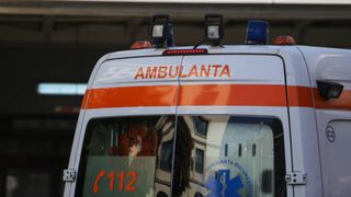 Tragedie în Satu Mare. Un tânăr și-a dat foc de dorul părinților, care lucrează în străinătate. Se află în stare critică la spital