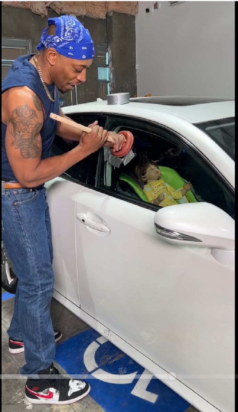 Ai nevoie doar de un desfundător și de bandă adezivă