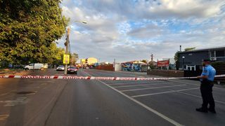 Aproximativ 50 de persoane au fost evacuate, în timp ce pompierii au intervenit cu cinci autospeciale.