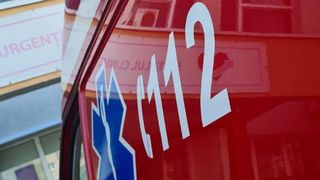 O femeie &icirc;n v&acirc;rstă de 44 de ani din Botoșani a ajuns la spital după ce s-a prăbușit pe ringul de dans la o nuntă