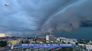 VIDEO - Nori spectaculoși pe cerul Rom&acirc;niei. Norii Shelf-Cloud vin &icirc;nsoțiți de v&acirc;nturi puternice