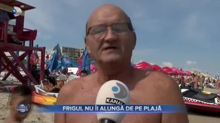VIDEO - Frigul nu îi alungă de pe plajă. Turiștii au venit îmbrăcați la plajă