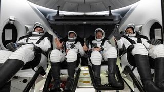 După șase luni petrecute pe Stația Spațială Internațională patru astronauți au revenit pe Pământ