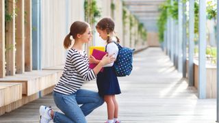 Ei sunt elevii care de la &icirc;nceputul anului școlar  vor primi bani de la stat. 300.000 de copii sunt eligibili. Ce sumă vor primi de la 11 septembrie?