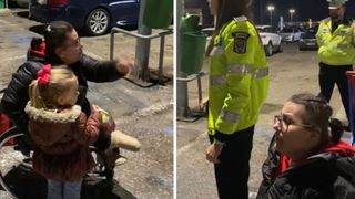 Mașina avea semnele aferente &icirc;n parbriz și pe lunetă, dar polițiștii i-au reproșat femeii că nu avea legitimația &icirc;n geam.