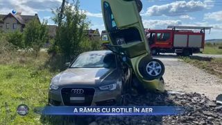 Accident spectaculos &icirc;n Bistrița-Năsăud! O șoferiță a rămas cu mașina proptită de un alt autoturism