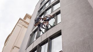 O femeie pensionară a decis să tragă corzile cu care un alpinist utilitar era susținut, &icirc;n vederea realizării unor lucrări &icirc;n blocul unde aceasta locuia.
