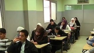 Școlile publice franceze au trimis acasă zeci de fete pentru că au refuzat să &icirc;și scoată abaya.