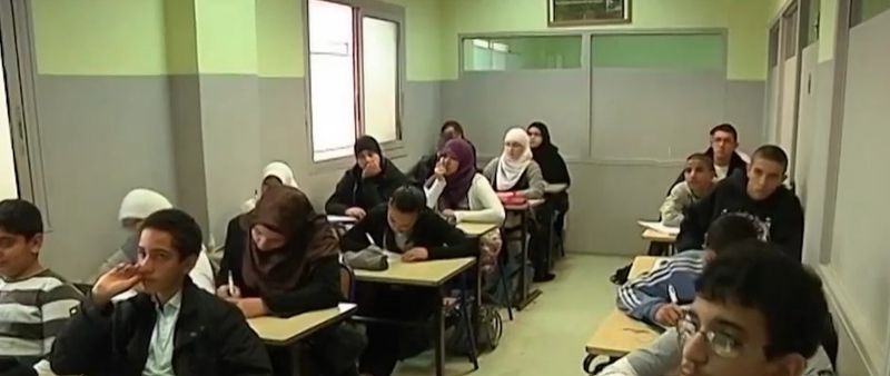 Școlile publice franceze au trimis acasă zeci de fete pentru că au refuzat să își scoată abaya.