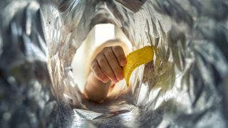 Un elev de 14 ani s-a stins din viață după ce a acceptat o provocare virală. &bdquo;Cel mai iute chips din lume&rdquo; i-a adus sf&acirc;rșitul