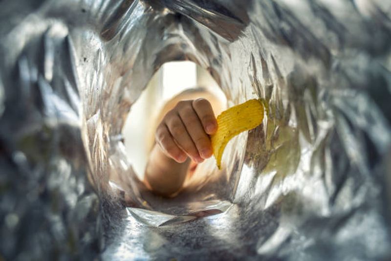 Un elev de 14 ani s-a stins din viață după ce a acceptat o provocare virală. „Cel mai iute chips din lume” i-a adus sfârșitul