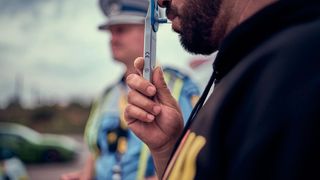 Un polițișt care conducea sub influența băturilor alcoolice și a substanțelor psihoactive a lovit un pieton, &icirc;n Caracal.