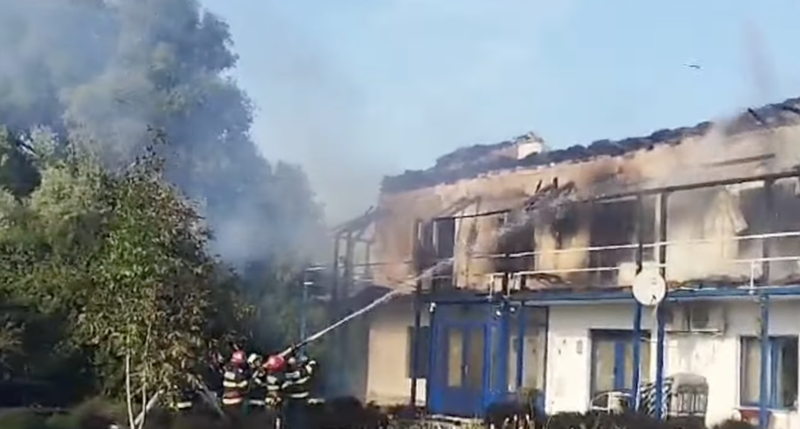 Incendiu la casa de vacanță a unui fost ministru, în județul Tulcea. Cine ar fi autorul faptei