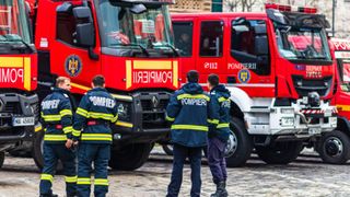 Un apartament din Vaslui a fost cuprins de flăcări. Proprietarul și-a incendiat din greșală bucătăria, după ce a uitat aragazul aprins peste noapte