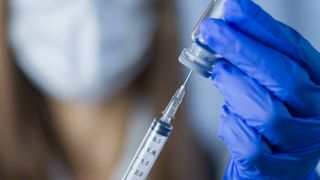 Vaccinul antigripal va fi ridicat direct de la farmacie. Cine &icirc;l va primi gratuit  sau compensat