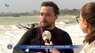 VIDEO - A &icirc;nceput sezonul adrenalinei. Marea &icirc;nvolburată &icirc;i atrage pe iubitorii de kite surf. &bdquo;E o senzație ca și cum plutești, asta dacă reușești să te pui pe placă&rdquo;