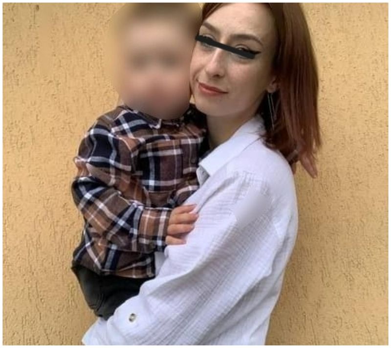 Mama din Botoșani care și-a aruncat de la etaj cei doi copii, arestată.