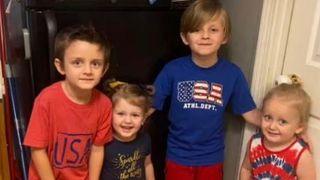 Doi frați s-au stins din viață la doar 4 ani, &icirc;mbrățișați. Micuții s-au sufocat &icirc;n lada &icirc;n care depozitau jucăriile. "Mami, i-am găsit! Dorm &icirc;n cutia de jucării&rdquo;