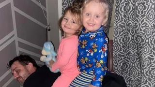 Doi frați s-au stins din viață la doar 4 ani, &icirc;mbrățișați. Micuții s-au sufocat &icirc;n lada &icirc;n care depozitau jucăriile. "Mami, i-am găsit! Dorm &icirc;n cutia de jucării&rdquo;