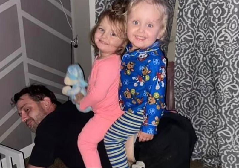 Doi frați s-au stins din viață la doar 4 ani, îmbrățișați. Micuții s-au sufocat în lada în care depozitau jucăriile. "Mami, i-am găsit! Dorm în cutia de jucării”