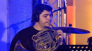 Muzicianul de 24 de ani, &icirc;mpușcat mortal &icirc;n fața unui pub din Napoli, doliu &icirc;n &icirc;ntreg orașul. Motivul crimei, absurd