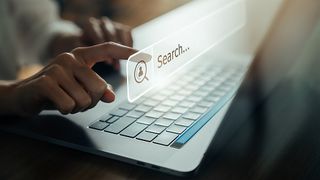 „Cel mai deranjant site de pe internet” poate să găsească orice poză cu tine din mediul online. Cum funcționează