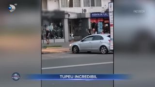 VIDEO - Șofer din Galați, filmat când încerca să rupă caracatița care îi bloca roata mașinii