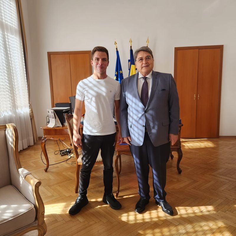 Radu, un pompier în vârstă de 28 de ani care lucrează la Detașamentul Mihai Vodă din București, a povestit într-un interviu acordat reprezentanților Ambasadei României în Austria că și-ar fi dorit mai mult să meargă la Bruxelles în loc să se întoarcă acas