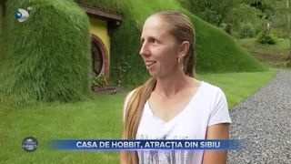 VIDEO - Casa de hobbit, atracția din județul Sibiu. Locuința de poveste este săpată &icirc;n păm&acirc;nt, iar geamurile și ușile sunt rotunde, la fel ca &icirc;n &bdquo;Stăp&acirc;nul Inelelor&rdquo;