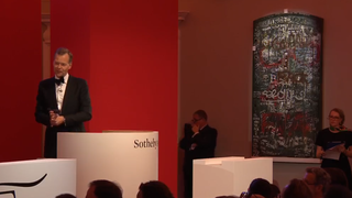 Ușa de la Garden Lodge, casa lui Freddie Mercury din vestul Londrei, vopsită cu graffiti de fani a fost v&acirc;ndută pentru suma de 481.736 de euro.