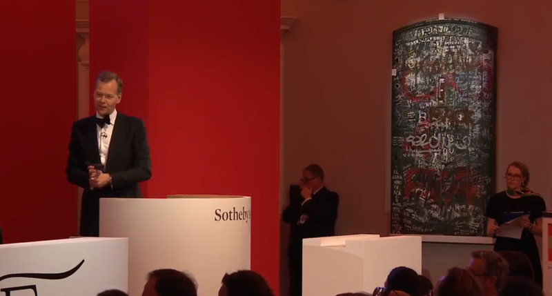 Ușa de la Garden Lodge, casa lui Freddie Mercury din vestul Londrei, vopsită cu graffiti de fani a fost vândută pentru suma de 481.736 de euro.