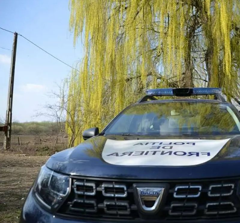  Barca celor doi români ar fi eșuat din cauza unor probleme la sistemul de direcție.  