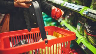 Ce produse și servicii se vor scumpi de la 1 ianuarie 2024? Rom&acirc;nii vor scoate mai mulți bani din buzunare!