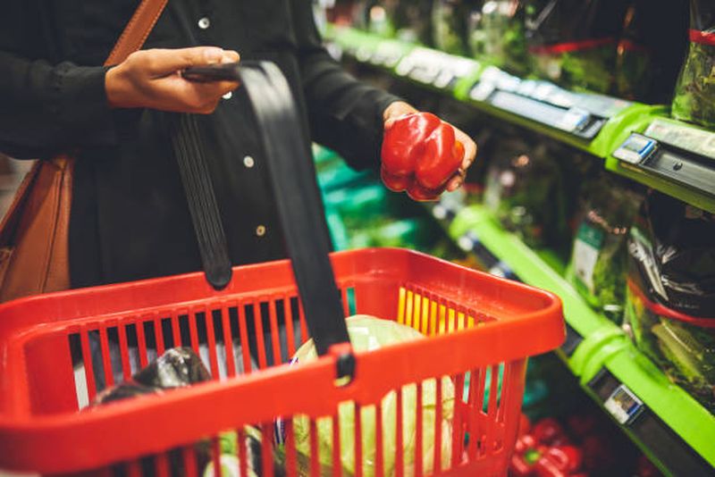 Ce produse și servicii se vor scumpi de la 1 ianuarie 2024? Românii vor scoate mai mulți bani din buzunare!