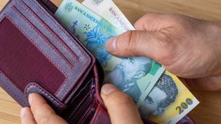 Ce produse și servicii se vor scumpi de la 1 ianuarie 2024? Rom&acirc;nii vor scoate mai mulți bani din buzunare!