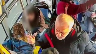 Hoţii fac legea &icirc;n mijloacele de transport &icirc;n comun. Doi bărbați au fost surprinși de camerele de supraveghere fur&acirc;nd dintr-un autobuz din București