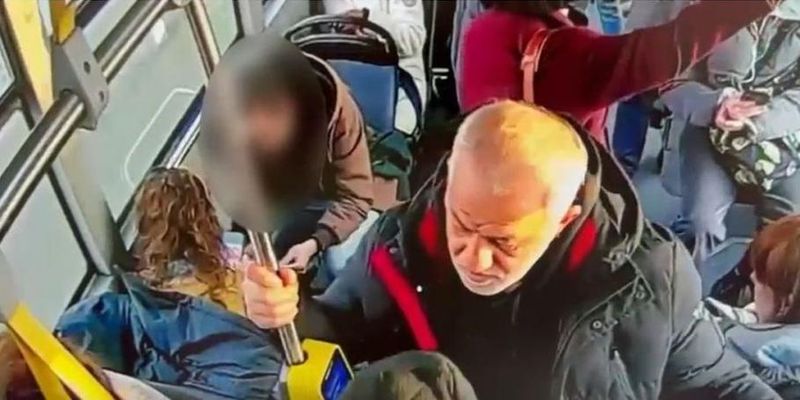Hoţii fac legea în mijloacele de transport în comun. Doi bărbați au fost surprinși de camerele de supraveghere furând dintr-un autobuz din București