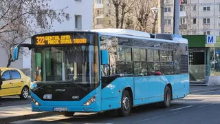 Hoţii fac legea &icirc;n mijloacele de transport &icirc;n comun. Doi bărbați au fost surprinși de camerele de supraveghere fur&acirc;nd dintr-un autobuz din București