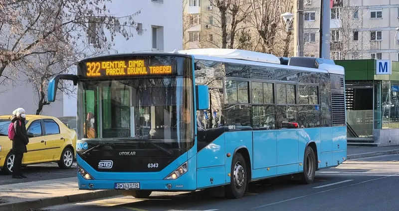 Hoţii fac legea în mijloacele de transport în comun. Doi bărbați au fost surprinși de camerele de supraveghere furând dintr-un autobuz din București