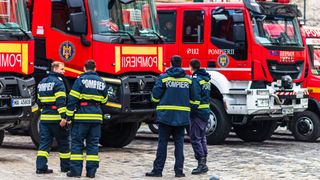 Un alt bloc din Rom&acirc;nia s-a aprins ca o torță. Opt persoane au fost evacuate dintr-un imobil din T&acirc;rgoviște, &icirc;n urma unui incendiu